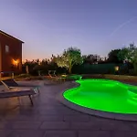 5 Bedroom Cozy In Ferienhaus Galižana