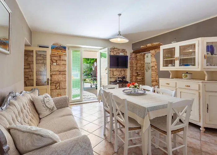 5 Bedroom Cozy In Semesterbostad Galižana