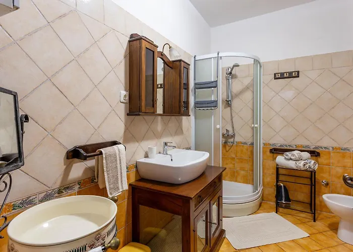 5 Bedroom Cozy In Galižana