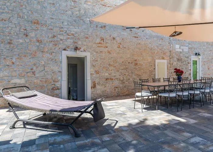 5 Bedroom Cozy In Galižana
