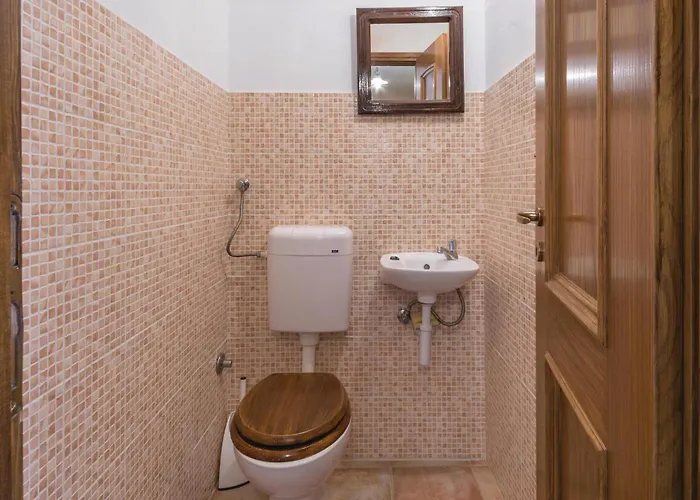 5 Bedroom Cozy In Semesterbostad Galižana