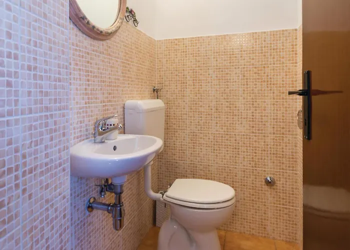 5 Bedroom Cozy In Semesterbostad Galižana