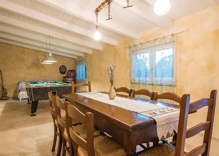 5 Bedroom Cozy In Semesterbostad *