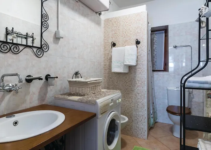5 Bedroom Cozy In Galižana
