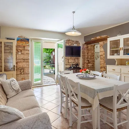 5 Bedroom Cozy In Casa vacanze Galižana