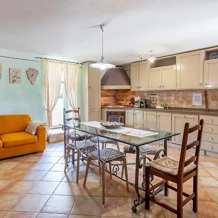 Casa vacanze 5 Bedroom Cozy In Galižana