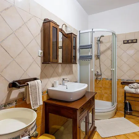 5 Bedroom Cozy In Galižana