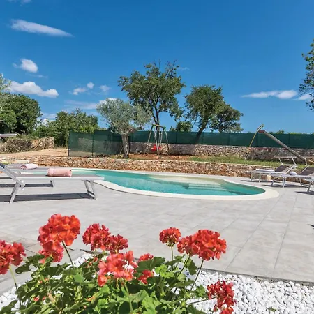 Casa vacanze 5 Bedroom Cozy In Galižana