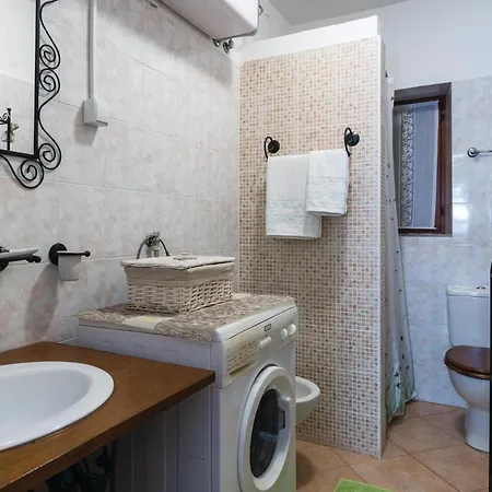 5 Bedroom Cozy In Galižana